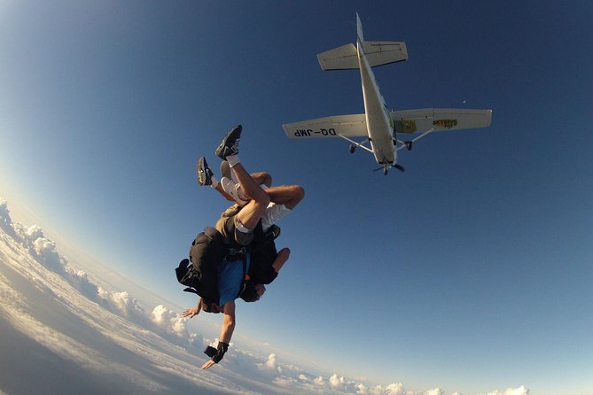 Extreme 12000ft Tandem Jump (45 seconds free fall) - The scenic flight over the Mamanuca Islands