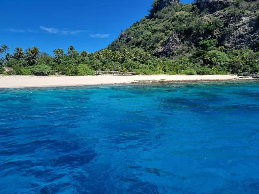 Fiji: Authentic Fijian Day Cruise by Boat - The Mana sand island and first snorkel