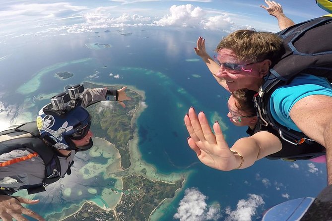 Skydive Fiji Radical 10000ft Tandem Jump (30 seconds free fall) - Choosing photos and video