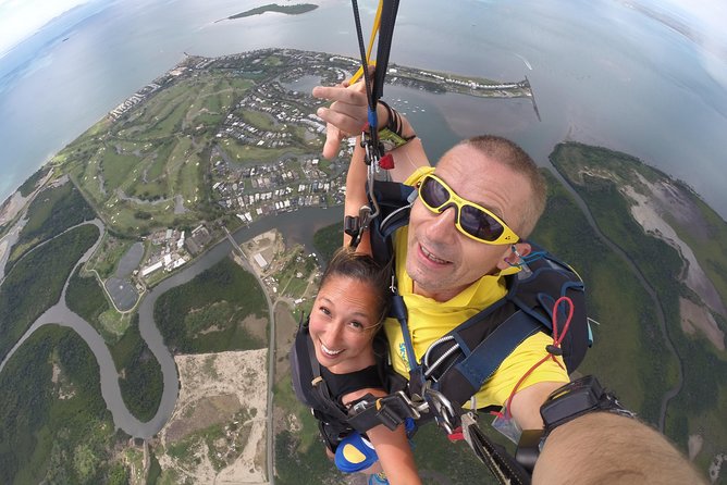 Skydive Fiji Radical 10000ft Tandem Jump (30 seconds free fall) - Preparing for a first tandem jump